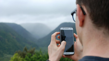 Aplicațiile smartphone-ului care îți „mănâncă" cel mai mult bateria în 2025. Ce consumă energie chiar și când ecranul este oprit?