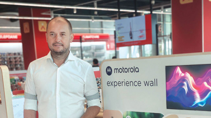 Vladislav Ivanov, Motorola Mobility: Operatorii de telecom trebuie să schimbe strategia, retailerii câştigă teren pe piaţa de smartphone-uri