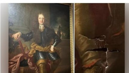 Un turist care încerca să-și facă un selfie în Galleria Uffizi din Florența a căzut peste un tablou de sec XVIII, avariindu-l
