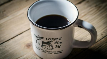 Cum să folosești corect zațul de cafea pentru a fertiliza gazonul și grădina