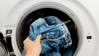 Cum împiedici decolorarea blugilor tăi preferați. Metoda eficientă care păstrează culoarea intactă chiar și după multe spălări