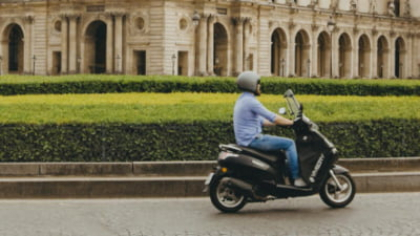 Un român din Italia își ținea scuterul plin cu marijuana chiar în fața sediului de poliție. Ce a urmat