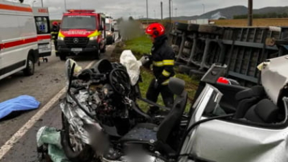 Accident dramatic pe un drum din Cluj. Doi tineri au murit, după ce mașina în care se aflau s-a ciocnit cu un camion care transporta cherestea și s-a făcut praf