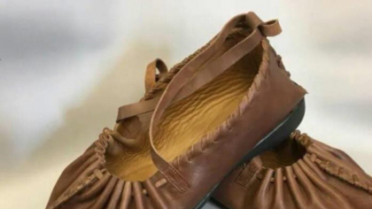 Pantofi Prada, care seamănă cu opincile tradiționale românești, vânduți de brandul de lux cu 1.150 de euro: „Și pintenul din spate este similar”