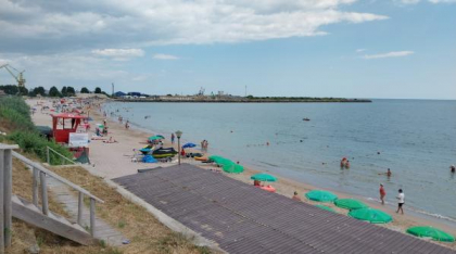 Celebra plajă de la 2 Mai, lăsată fără șezlonguri și umbreluțe în mijlocul verii