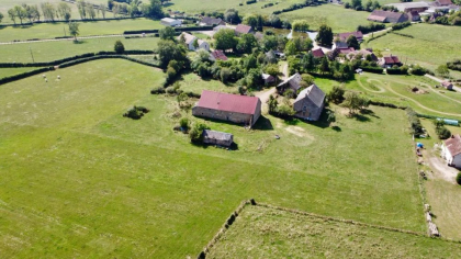Nu și-au permis un apartament în Marea Britanie, așa că au cumpărat un sat în Franța. Cât i-a costat