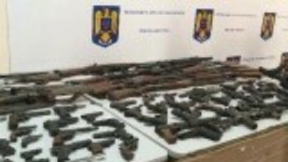 Inculpații în dosare penale nu vor mai putea deține arme. Camera Deputaților a aprobat legea