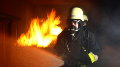 Zeci de pompieri și voluntari intervin pentru stingerea incendiului de vegetație uscată din Alba