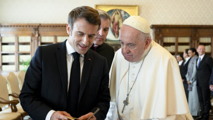 Zvonurile complotului urzit de Emmanuel Macron ar putea influența alegerea viitorului papă