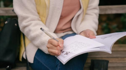 Limba română: Ce înseamnă cuvântul „stoic”?