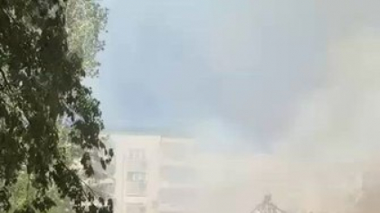 Acoperișul unui fost restaurant din București a luat foc. Locuitorii și șoferii din zonă au fost avertizați să o evite