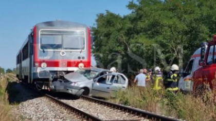 Mașină lovită de tren și târâtă pe șine 20 de metri, la Satu Mare. Un bărbat a decedat, iar o femeie se zbate între viață și moarte VIDEO