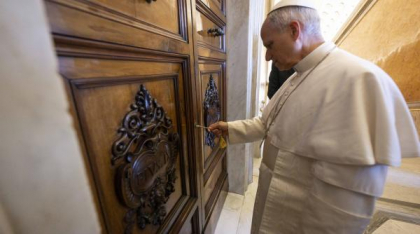 Papa Leon a redeschis apartamentul sigilat la moartea lui Francisc, deși acesta nu a locuit acolo. Gestul a dus imediat la o întrebare