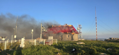 Cluj: Cabana și stația meteo din Muntele Vlădeasa, cuprinse de un un incendiu