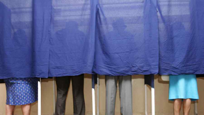 A murit în cabina de vot