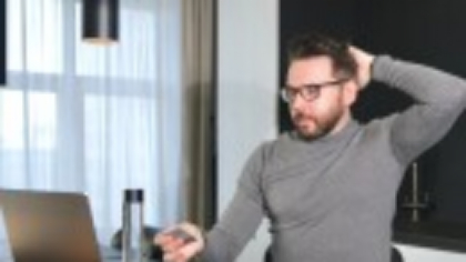 Nouă indivizi au fost reţinuți de polițiștii din Hunedoara după ce au păcălit online mai multe persoane cu 150.000 de dolari