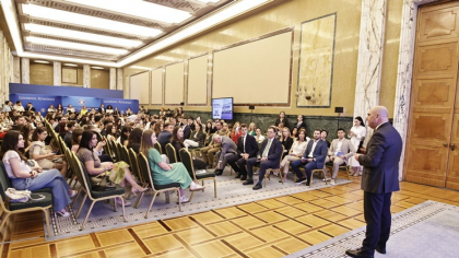 Bolojan, mesaj către tinerii care au participat la Programul de Internship al Guvernului. „Pentru banii pe care-i primim de la cetăţeni, trebuie să facem ceva în serviciul lor”