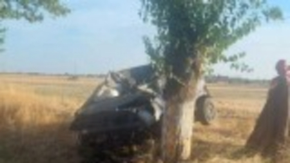 Un licean de 18 ani a murit în drum spre școală, după ce a intrat puternic cu mașina într-un copac, în Olt