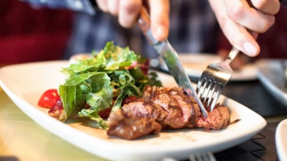 Ce se întâmplă în corp când mănânci carne. Cercetătorii avertizează că acest aliment ne scurtează viața