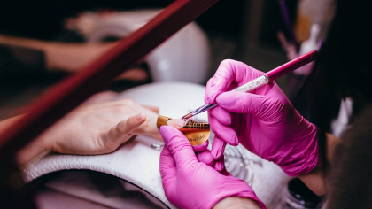 Locuri de muncă speciale în UE: se caută tehnician de unghii, cofetari, strungari şi medici ortodonţi
