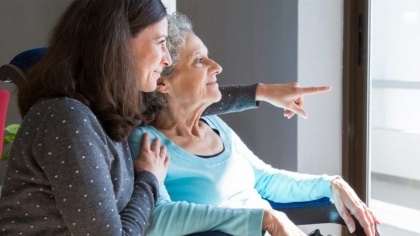 O moldoveancă s-a angajat badantă în casa unei pensionare de 85 de ani. Într-o zi, a lăsat-o singură pe bătrână și s-a dus la shopping. Ce a găsit după 3 ore, când s-a întors