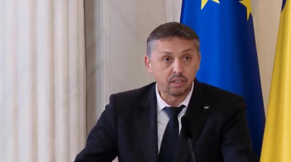 Daniel David va renunţa la 25% din salariul de la minister pentru a "redirecţiona banii către două burse de merit şi şapte sociale"