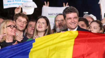 Victoria lui Nicușor Dan, în imagini. Sute de susținători, emoții și aplauze