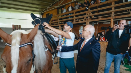 Primul sistem de echitație adaptată din România a fost inaugurat la Wonderland Resort, Cluj