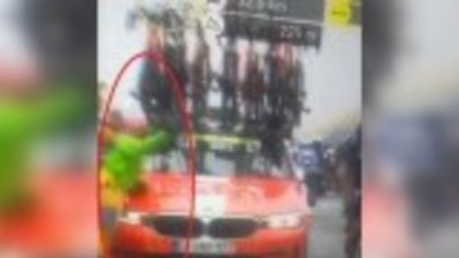 Incident grav la Turul Franţei. O maşină a unei echipe de renume a lovit o spectatoare. VIDEO