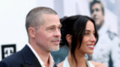 Brad Pitt și Ines de Ramon, apariție rară pe covorul roșu. Cum au fost surprinși la premiera filmului F1. FOTO