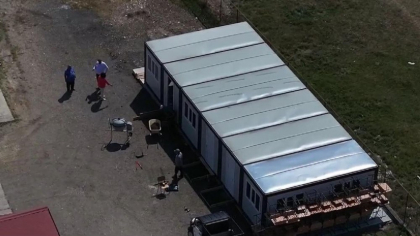 Sute de copii din Maramureş, nevoiți să învețe în containere modulare. Părinţii sunt revoltaţi