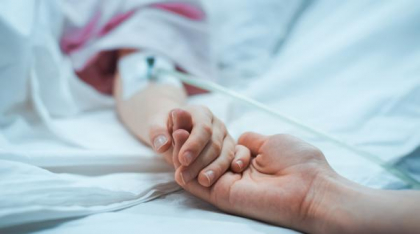 O fetiță de doar trei ani a murit la Spitalul din Târgu Jiu. Ar fi înghițit medicamentele surorii ei, care suferă de autism
