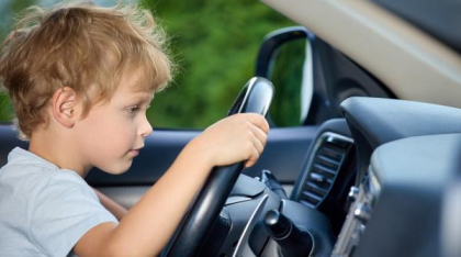 Un copil de 12 ani a fost prins plimbându-se cu mașina pe stradă. Ce le-a spus polițiștilor