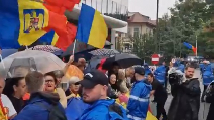 Susținătorii lui Georgescu au devenit agresivi și s-au îmbrâncit cu jandarmii