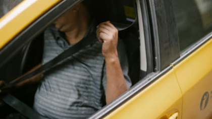 Șofer de Bolt și Uber, acuzat că filmează fete pe ascuns și postează imaginile online, însoțite de texte obscene. „E spaţiu public, bolnavo!”