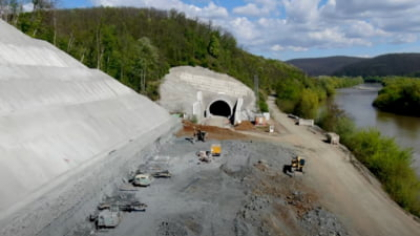 Tunel CFR inaugurat la 2 ani după săpare: ”Lotul semnat în 2017 s-a mișcat cu viteza marfarului” VIDEO