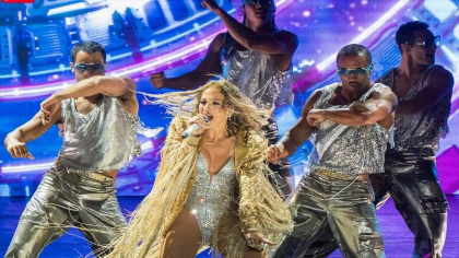 Jennifer Lopez strălucește în turneul „Up All Night” în ținute  care redefinesc glamour-ul de scenă