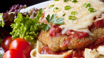 Rețetă delicioasă și rapidă! Cum prepari cele mai gustoase șnițele cu sos de roșii și mozzarella