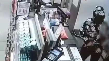 Un tânăr a furat alimente dintr-un magazin, apoi s-a întors să ia și banii din casa de marcat. A amenințat angajații cu un obiect ascuțit
