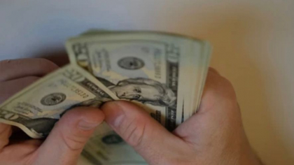 Trucul cu bancnota care l-a băgat după gratii. Cum a păcălit un român vârstnicii din America