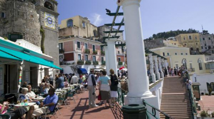 Primarul din Capri le interzice comercianților și celor cu restaurante și baruri să îi abordeze pe turiști pe stradă