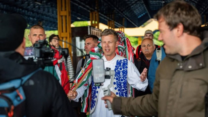 „Să punem capăt urii”. Liderul opoziției din Ungaria, discurs emoționant la Oradea: „Am trăit împreună aceleași dureri și bucurii”