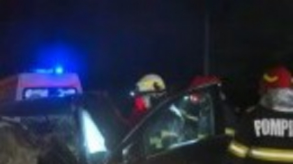 Două mașini s-au ciocnit frontal pe o stradă din Târgu Jiu. Martor: „A ieșit nervos de la jocurile de noroc”
