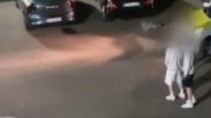 Momentul în care un tânăr a tras cu pistolul între blocuri, în Hârlău. Un polițist a fost martor. VIDEO