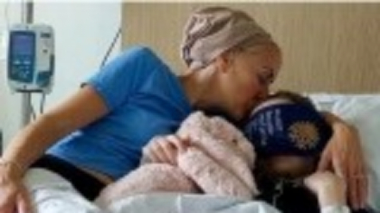 O mamă și fiica ei au fost diagnosticate cu cancer la doar câteva luni distanță: „O legătură pe care nu o dorește nimeni”