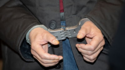Bărbat reținut pentru 24 de ore după ce a încercat să violeze o femeie pe stradă. Cum a reușit să scape victima