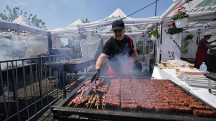 Primul festival al micilor în București: o echipă de bucătari a doborât recordul pentru cel mai lung mic realizat vreodată
