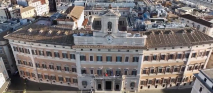 UE acuză guvernul Italiei că a intervenit abuziv într-o preluare bancară