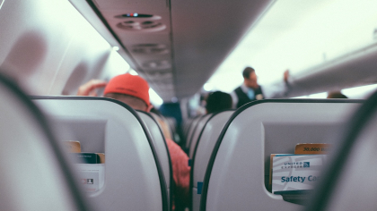 Un cuplu a părăsit mașina în care se afla și a luat-o pe jos, pe marginea autostrăzii. Cei doi aveau de prins un avion
