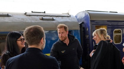 Prințul Harry continuă vizita la Kiev. Premierul ucrainean l-a dus într-o clădire bombardată